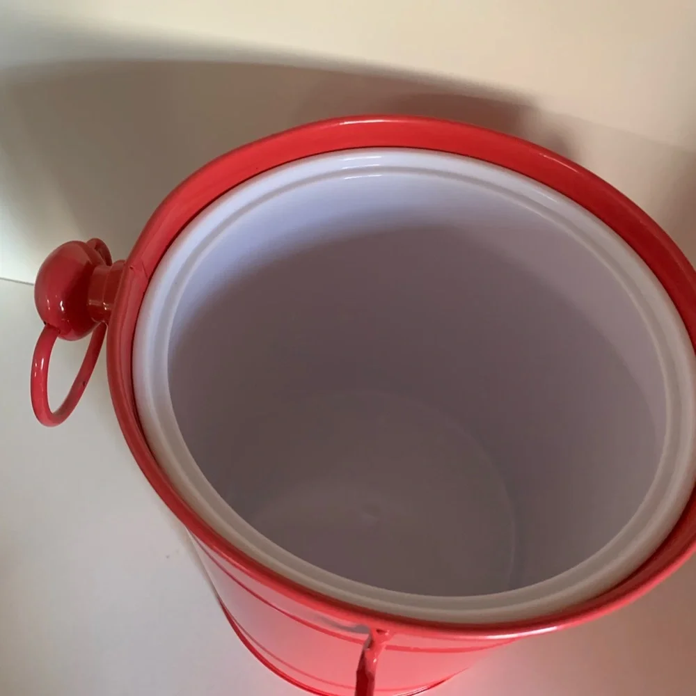 Enamel bucket with lid